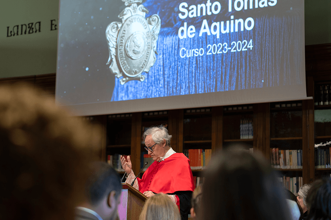 Manuel Atienza se dirige a la comunidad Nebrija.