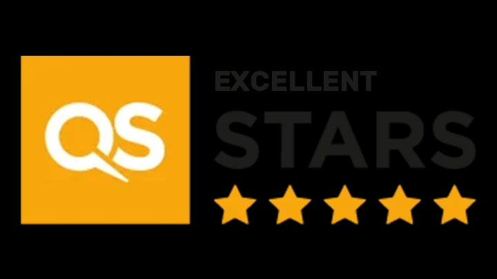 Logo de QS con una calificación de cinco estrellas y la palabra 'EXCELLENT'.