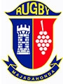 Escudo del club de rugby Majadahonda que muestra un castillo y racimos de uvas en un diseño dividido en dos colores.