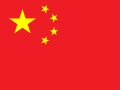 La imagen muestra la bandera nacional de China con un fondo rojo y estrellas amarillas.