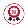 Un logo circular que presenta una medalla con una letra 'N' en el centro y detalles decorativos en rojo y negro.