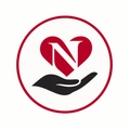 Un logo que representa un corazón sobre una mano estilizada con una letra N.