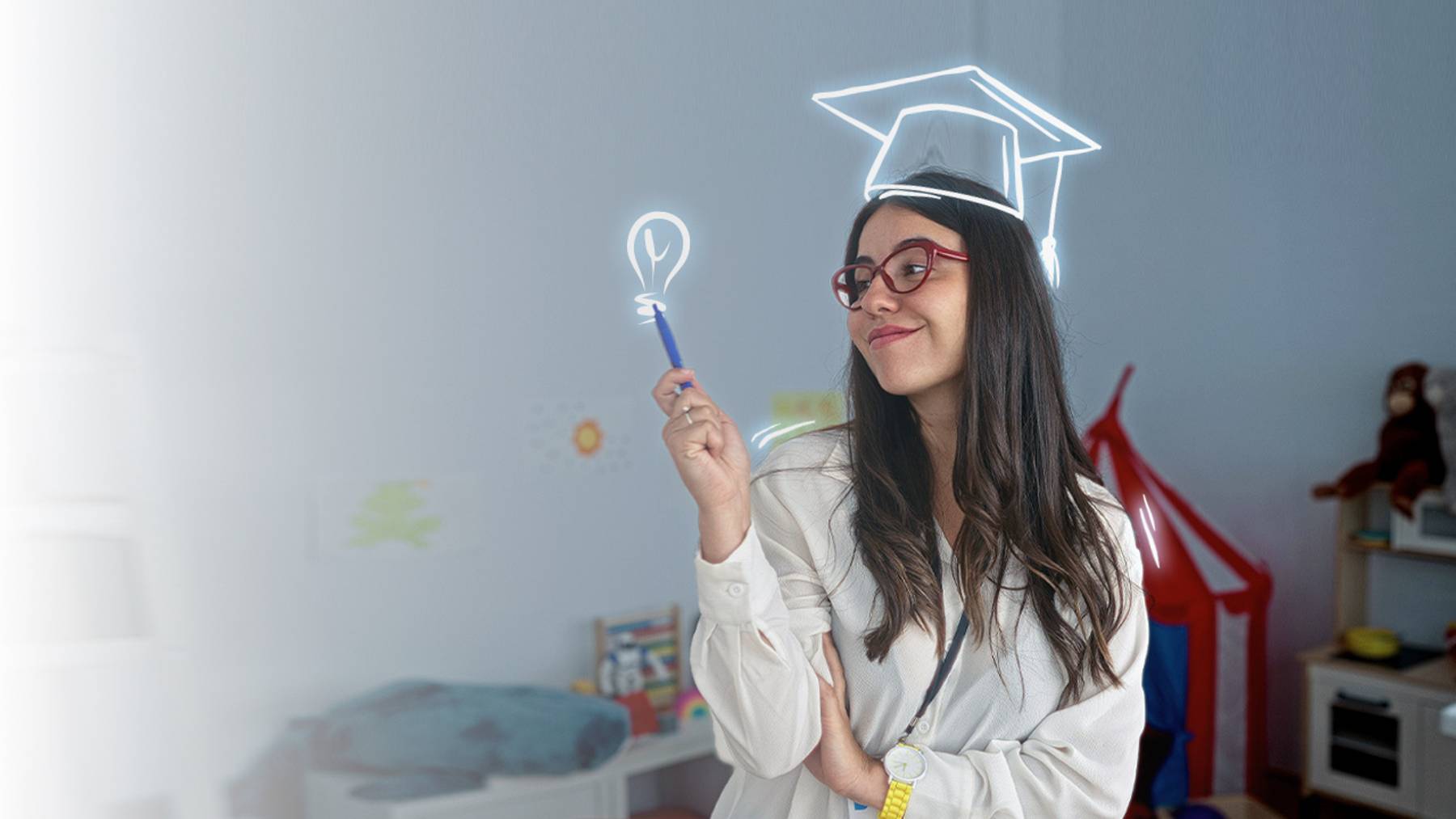 Una mujer sonriente con gafas y un gorro de graduación, sosteniendo un bolígrafo y con una idea ilustrada sobre su cabeza.