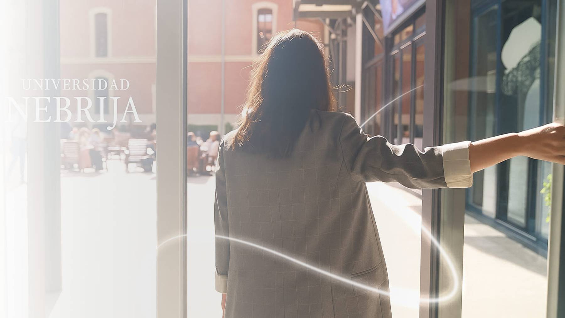 Una futura alumna accede al patio del Campus Madrid-Princesa de la Universidad Nebrija