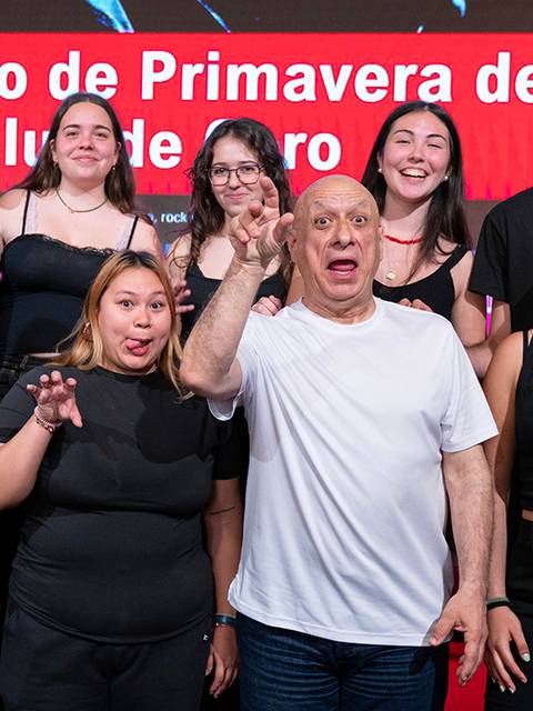 Un grupo de jóvenes posan sonrientes en un evento musical llamado 'Concierto de Primavera' del Club de Oro.