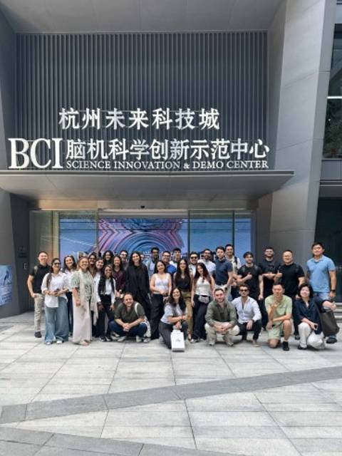 Un grupo grande de personas posa frente al Centro de Innovación Científica BCI.