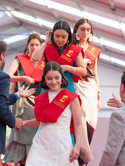 Un grupo de jóvenes recibe un reconocimiento en un evento académico.