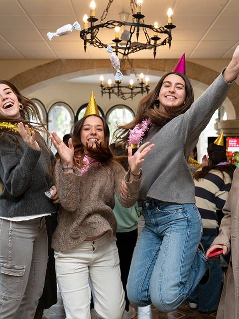 Un grupo de amigas celebra una fiesta con alegría y diversión.