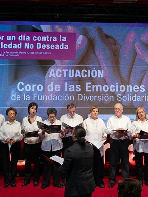 Actuación del Coro de las Emociones en un evento contra la soledad no deseada.