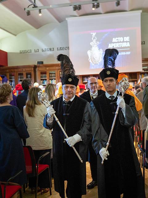 Una ceremonia de apertura con asistentes en trajes formales y personajes destacados en el recinto.