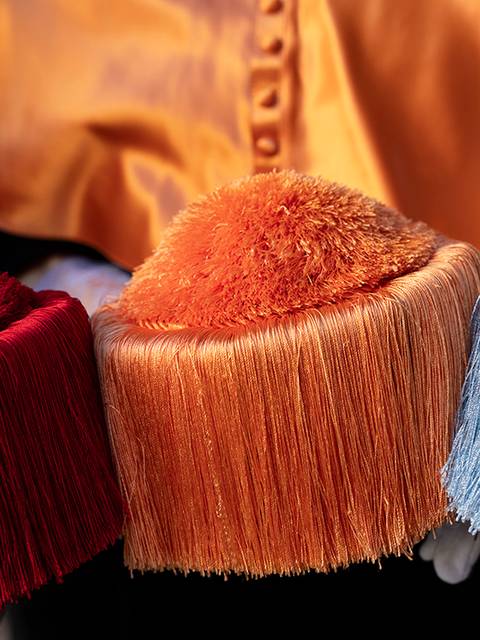 La imagen muestra tres gorros de colores brillantes con flecos de diferentes tonalidades.