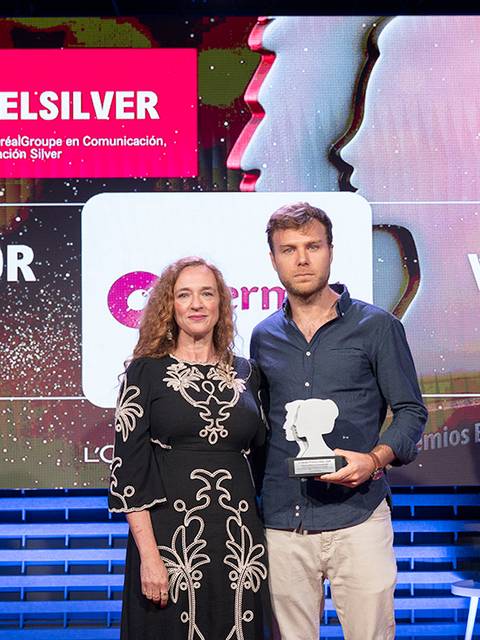 Una mujer y un hombre posan juntos en una ceremonia de premios donde se reconoce a la aplicación Vermut App.