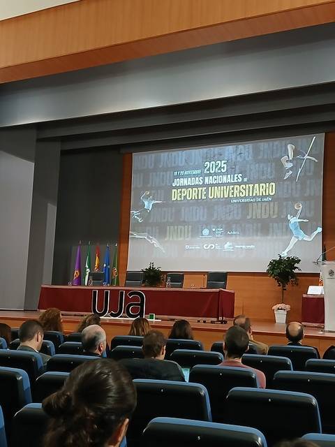 Un evento sobre el deporte universitario con un ponente en un escenario.