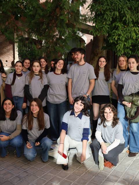 Un grupo de estudiantes posando juntos en un entorno urbano.