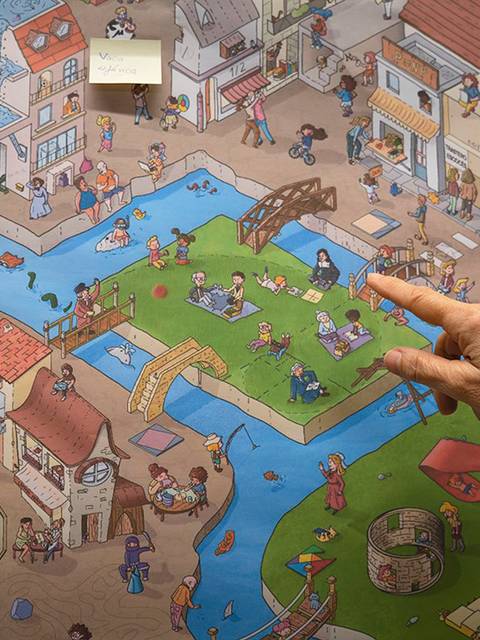 Una mano señala un ilustrativo mapa lleno de personajes y actividades en una ciudad animada.