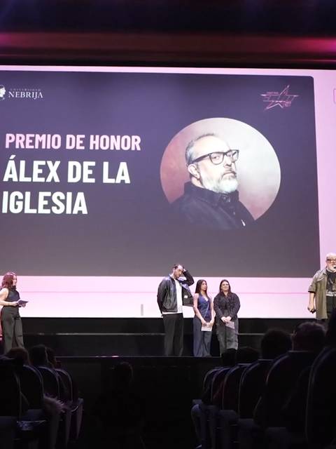 Un evento de entrega de premios en el que se otorga el Premio de Honor a Álex de la Iglesia.