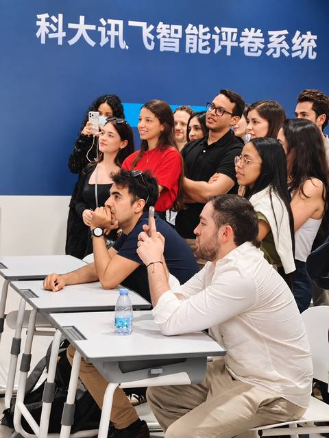 Un grupo de personas observa atentamente una presentación en un evento.
