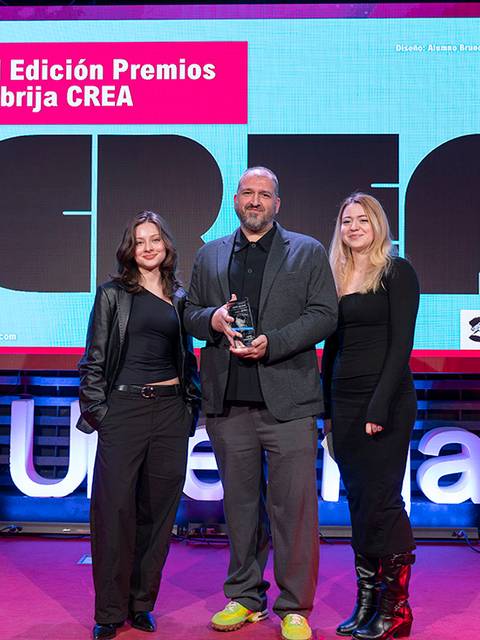 Un grupo de personas sonrientes posan en un evento de premiación.