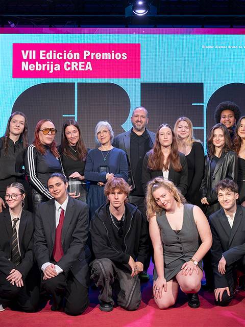 Grupo de personas posando en un evento relacionado con los Premios Nebrija CREA.