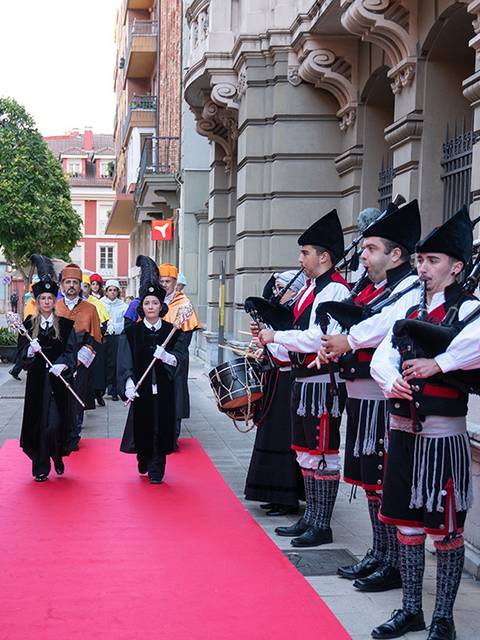 Cortejo académico acto apertura Avilés