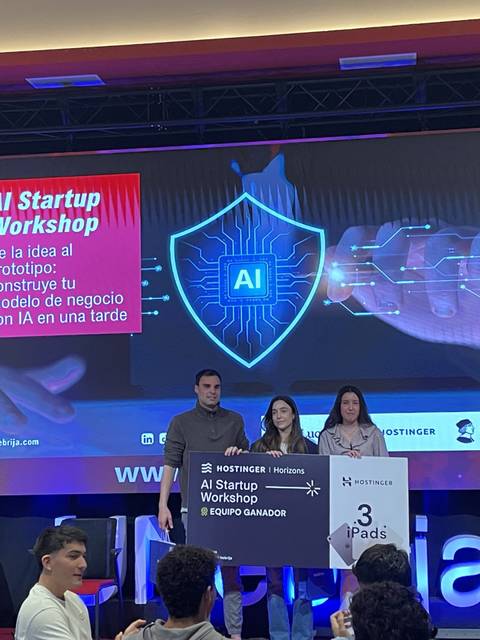 Evento de taller sobre startups de inteligencia artificial con participantes presentando su proyecto.