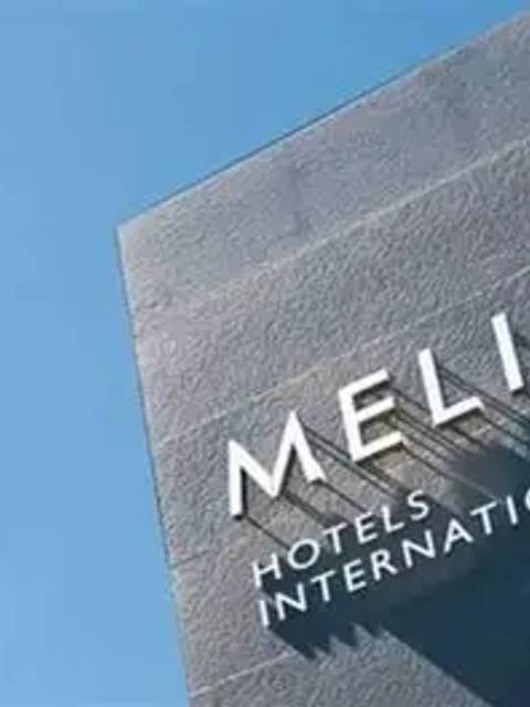 Imagen de un cartel con el nombre de la cadena hotelera Meliá.