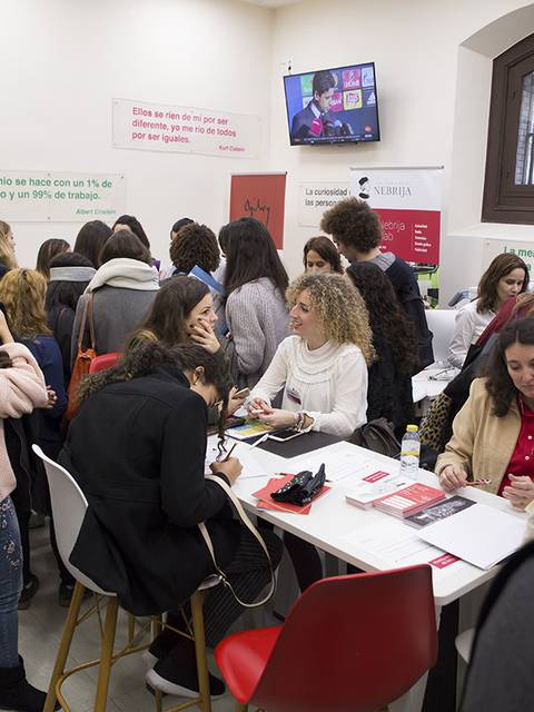 Un grupo de personas participa en un evento en un entorno acogedor y de intercambio de ideas.