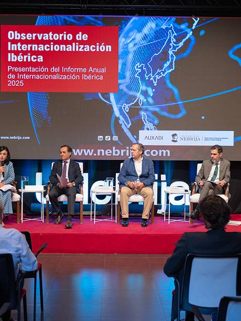 Presentación del Informe Anual del Observatorio de Internacionalización Ibérica 2025 en un evento que reúne a varios ponentes y autoridades.