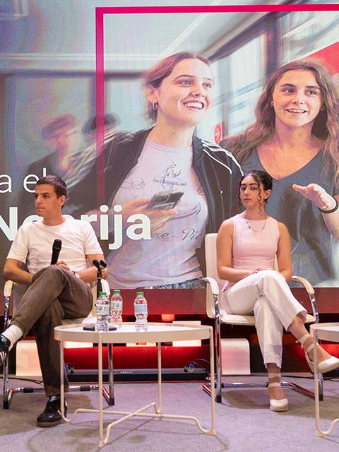 Cuatro jóvenes participan en una mesa redonda en un evento de la Universidad Nebrija.