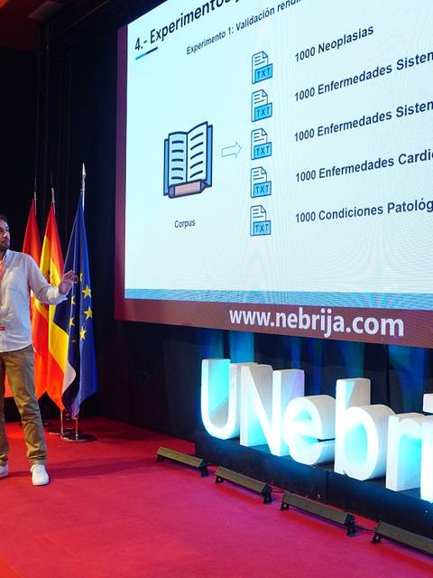 Un presentador expone información sobre enfermedades en un evento académico.