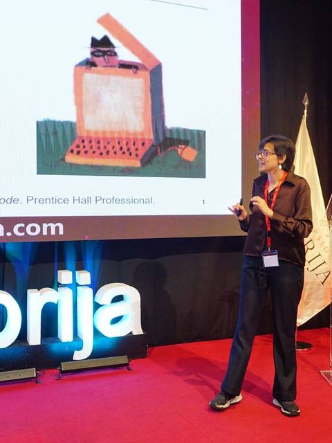 Un ponente expone sobre la seguridad en redes de sensores durante un evento en la universidad de Nebrija.