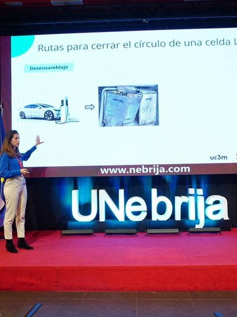 Una presentadora expone sobre el cierre del ciclo de una celda LFP en un evento académico.