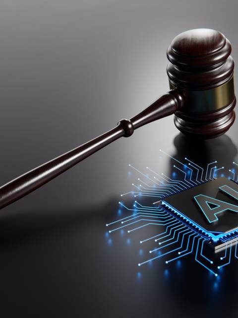 Un mazo de juez sobre un fondo que muestra un chip de inteligencia artificial.