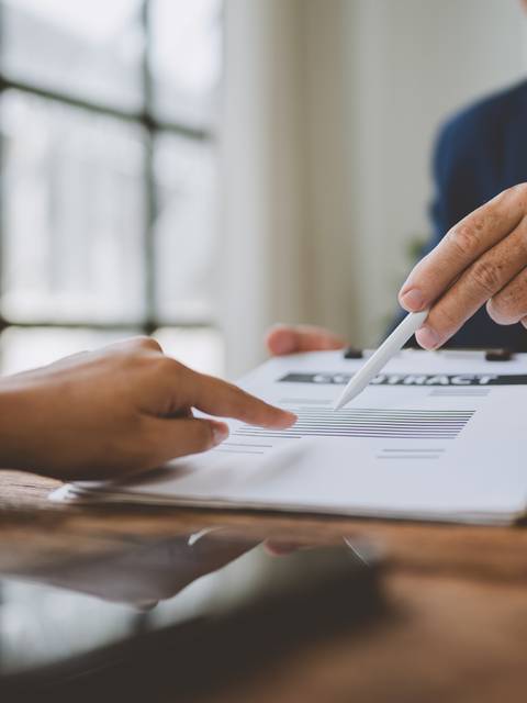 Una reunión de negocios donde se analizan gráficos en un documento.