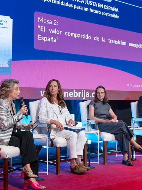 Panel de discusión sobre la transición energética en España con varios ponentes.