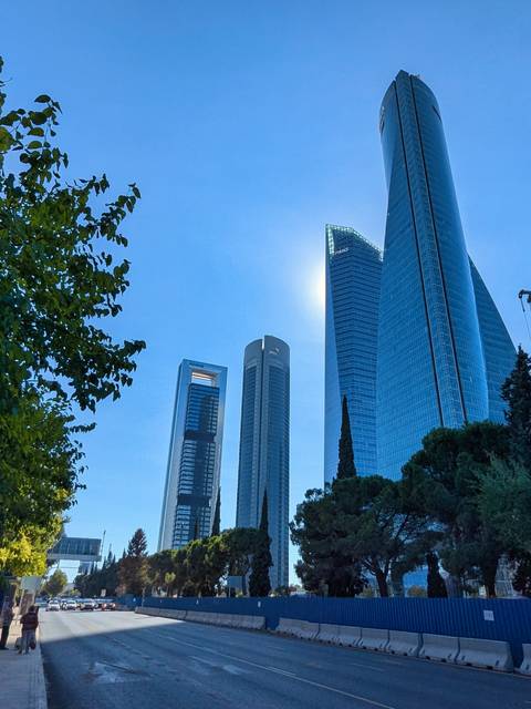 Una vista de varios rascacielos en un entorno urbano bajo un cielo claro.
