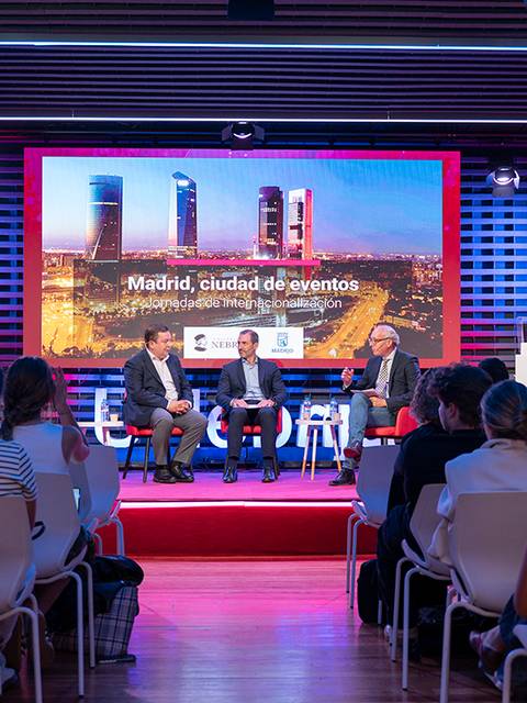Un evento en Madrid con panelistas discutiendo sobre la ciudad como destino de eventos.
