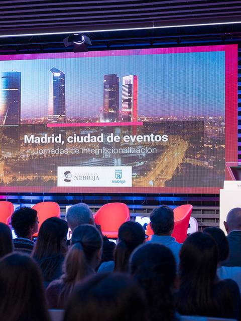 Evento en Madrid con una presentación sobre la ciudad como destino para eventos internacionales.
