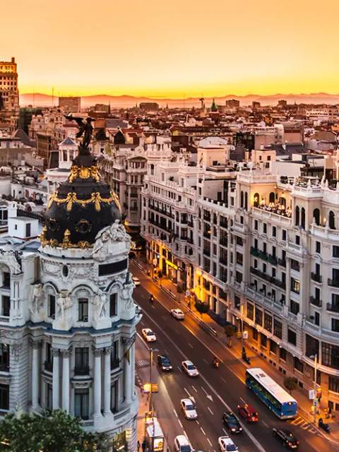 Vista panorámica de la ciudad de Madrid durante el atardecer.