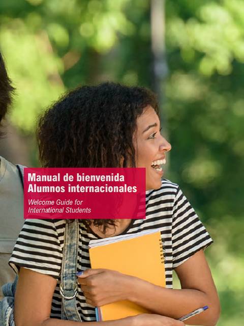 Grupo de estudiantes internacionales sonriendo y conversando en un entorno natural.