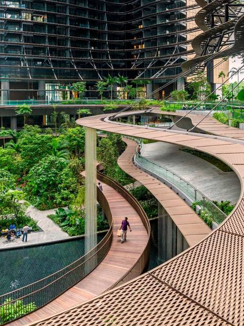 Un paisaje urbano que combina naturaleza y arquitectura moderna con caminos curvos y vegetación exuberante.
