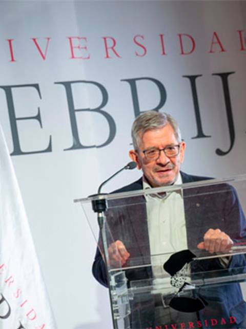 Dr. Enrique Barón Crespo da un discurso en un evento de la Universidad Nebrija.