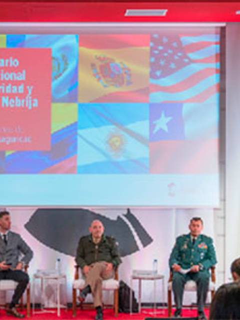 La imagen muestra un seminario internacional sobre seguridad y defensa con varios ponentes en el escenario.