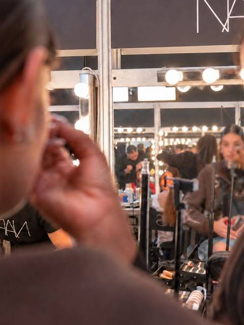 Una mujer está aplicando maquillaje a otra en un entorno de estética.