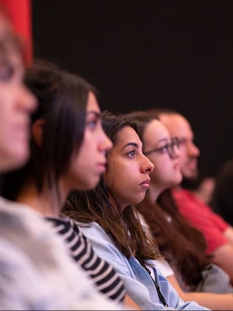 Un grupo de personas observando atentamente durante un evento.