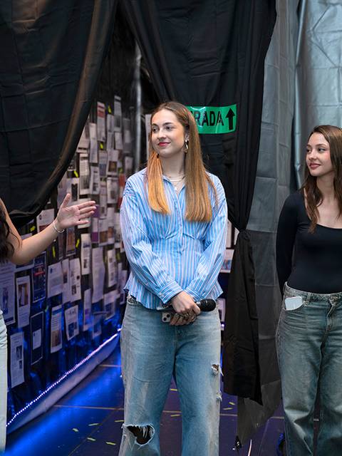 Tres jóvenes conversan en un ambiente artístico y moderno.