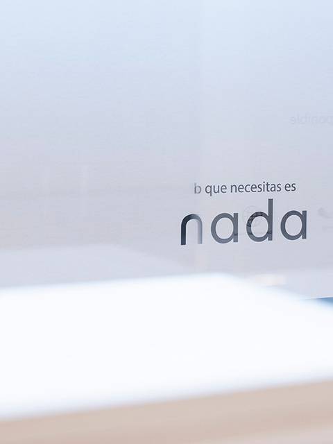 La imagen muestra un cartel con la frase 'Lo que necesitas es nada'.