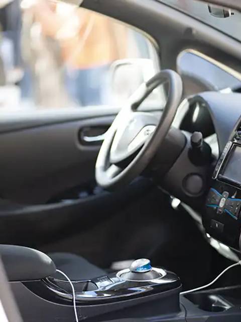 El interior de un automóvil moderno con un diseño minimalista y tecnología integrada.
