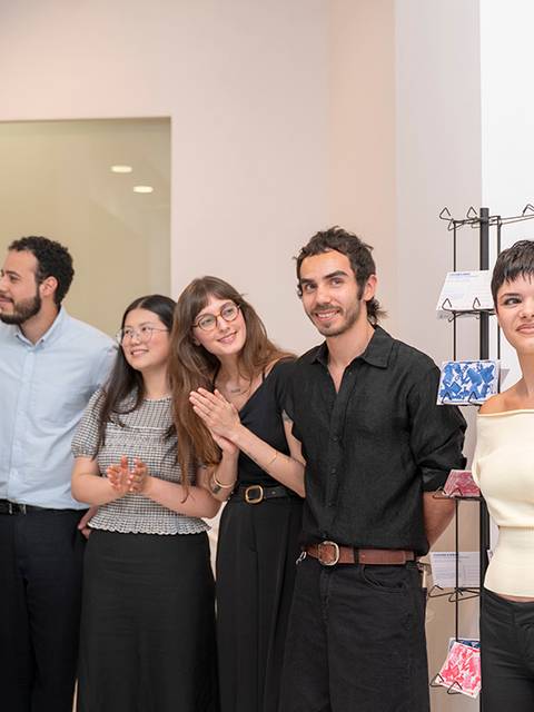 Un grupo de personas aplaudiendo en un evento social.
