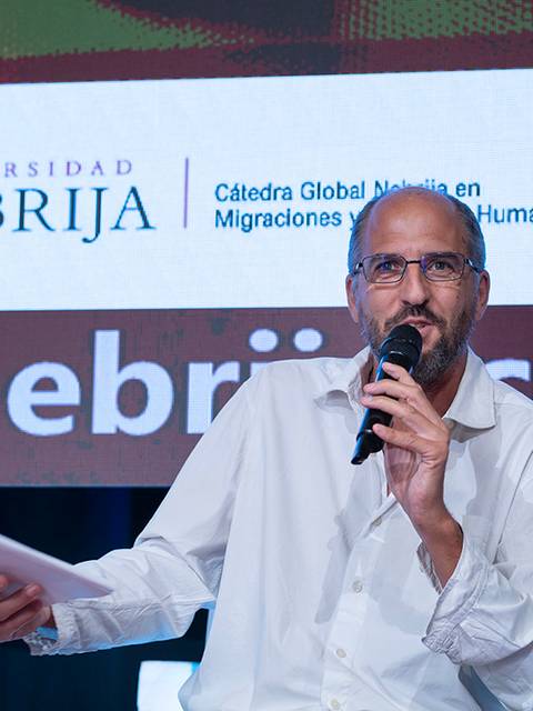 Un hombre con gafas habla en un evento organizado por la Universidad Nebrija.